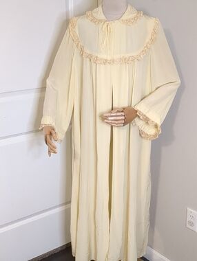 Vintage 1940s I. Magnin Women's Robe Pegnoir Lace Creamy Ivory - For Display